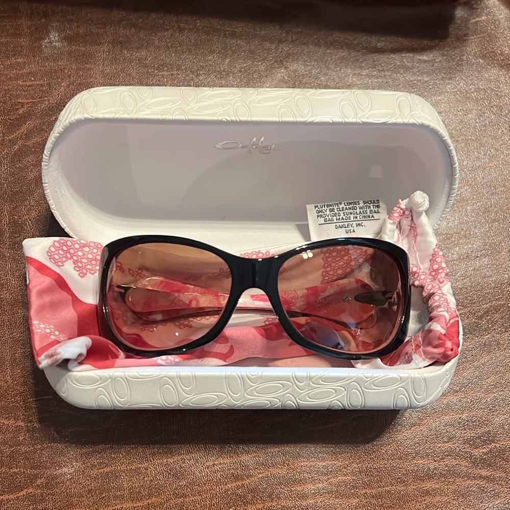 Stylish vintage Oakley women’s sunglasses 🕶️✨